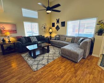 Reverie Ridge by Mesquite Vacation Rentals near Wolf Creek with 510 in free daily activities - Mesquite - Living room
