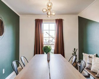 5-Bd,2-Ba Tranquil Retreat Ft Jacuzzi & Playground - Houston - Dining room