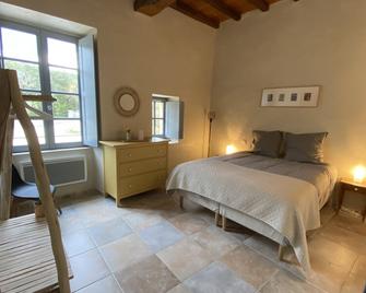 Chateau apartment for 4 people with shared pool - Lussan - Habitación