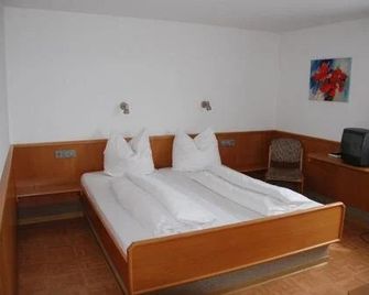 Hotel-Restaurant Zum Goldenen Hahnen - Markgröningen - Slaapkamer