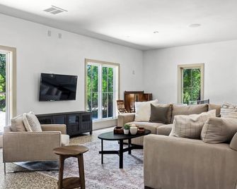 Cabins on the Lake - Boat Dock - Firepit - Austin - Living room