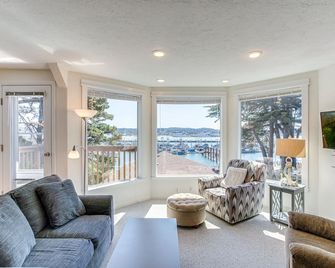 Yaquina Bay Views! Restaurants, Shops, Walk to Everything! Unit 2 - Newport - Salon