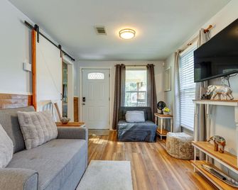 Pet-Friendly Pensacola Home w/ Patio & Yard! - Pensacola - Pokój dzienny