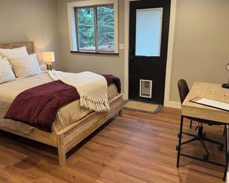 Master Bedroom Private Entrance and Patio Space - Eureka - Habitación