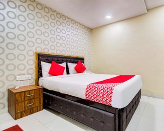 Flagship Hotel Radhika Majestic - Manmād - Bedroom