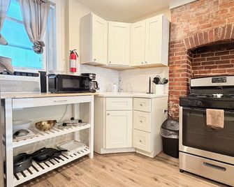 Classical Isbills Row House close to NYC - Bayonne - Cocina
