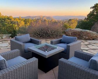 Hot Tub, Privacy, Fire Pit, Pool Table, Ping Pong, Amazing Views! - Mariposa - Innenhof