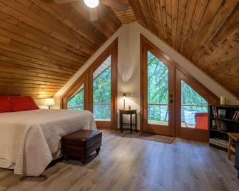 3rd night FREE stay before 09/14! river access, close to bike,hike, trails!! - Brightwood - Bedroom