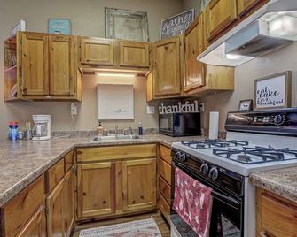 Guest House with horse privilege's, in the country & beautiful neighborhood. - Queen Creek - Cocina