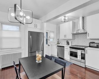 New! Cozy Getaway | Quiet Neighborhood Near Dt - بالتيمور - مطبخ