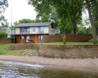 Serenity Shores Welcomes You to a Year Round Relaxing Get-Away - Richmond - Edificio