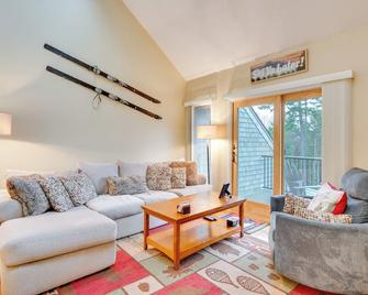 Cozy Bretton Woods Ski-in/ski-out Condo w/ Deck! - Whitefield - Huiskamer