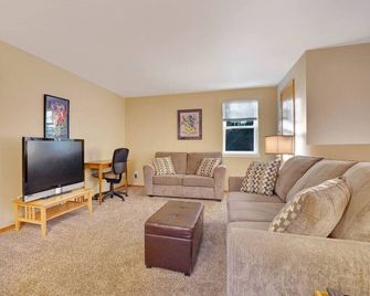 Upstairs Apartment close to Hospital - Albany - Вітальня