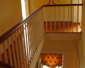 Great Ski Holiday, Fresh snow, 6 Bedrooms, Internet, and village Xmas charm - Shelburne Falls - Stairs