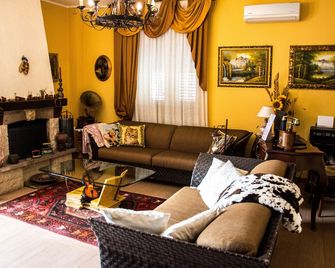 B&B Villa Liliya - Fiumefreddo di Sicilia - Sala de estar