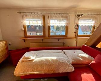 Cozy house with balcony and private parking in Dusseldorf, near exhibition halls - Düsseldorf - Bedroom