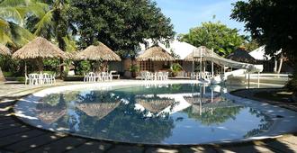 Almont Inland Resort - Butuan - Piscina