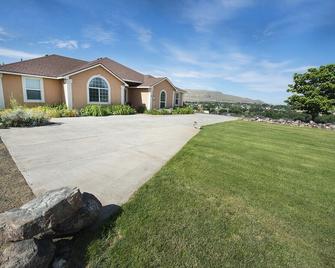 Laliik Iniit North - Red Mountain hideout among the vines. - Benton City - Building