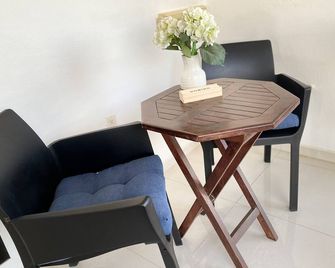 Charmingly Authentic centrally located 8 min from popular beaches - Sint Michiel - Dining room