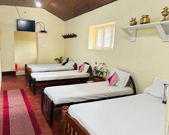 Sri Sai Homestay - Chikamagalur - Bedroom