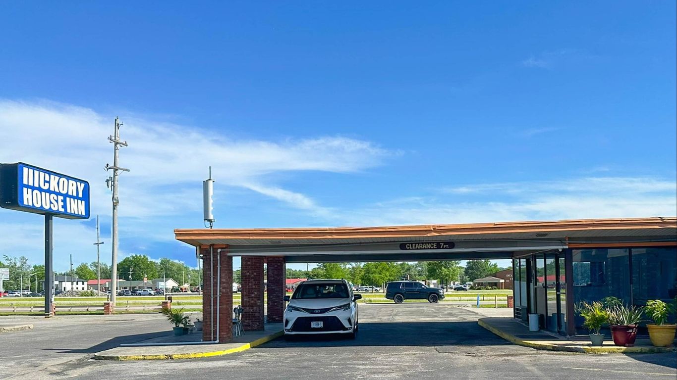 OYO Hickory House Inn