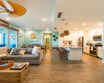 Bungalow at Margaritaville! Less than 1 Mile to AMI! - Bradenton - Wohnzimmer