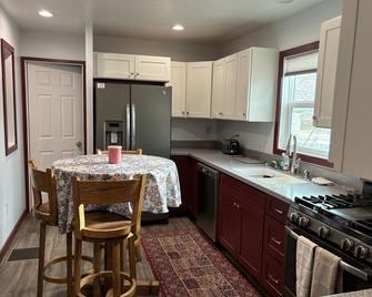 2 Bedroom- 2 Bath Cottage - sleeps 6 max - Wapiti - Cocina