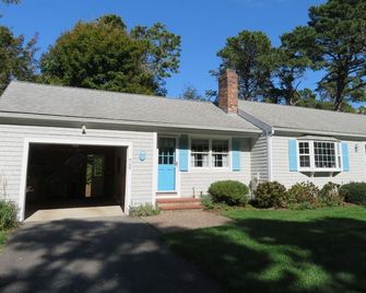 Walk To Beach Central Ac Wifi Beach Pearl - Chatham - Building
