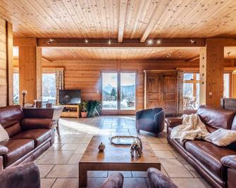 Large chalet, panoramic view et good furnishings 1100m height 2km from La Clusaz - La Clusaz - Living room