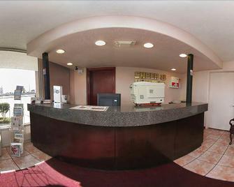 Super 8 by Wyndham Oklahoma Fairgrounds - Oklahoma City - Front desk