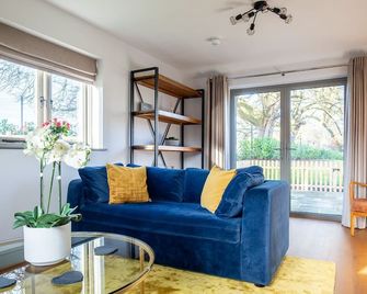 Chestnut Cottage - Winchcombe - Living room