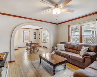 Charming 4-bedroom bungalow in lovely Fort Atkinson near Lake - Fort Atkinson - Huiskamer