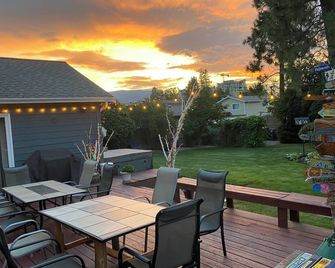 4 BR Lakefront Home Perfect for Beach and Wine Holidays. Skaha Beach-100 steps! - Penticton - Patio