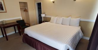 Comox Valley Inn & Suites - Courtenay - Bedroom