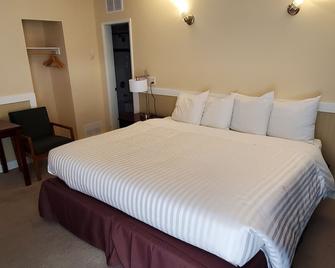 Comox Valley Inn & Suites - Courtenay - Schlafzimmer