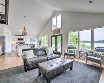 Newly Built Gilletts Lake Gem Dock and Hot Tub - Jackson - Soggiorno