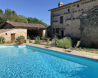 Gîte La Louise close to the Marais Poitevin, charming farmhouse with swimming pool and spa - Mougon-Thorigné - Piscina