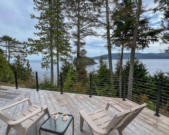 Serene Ocean View Home - steps from the beach and museum! - Queen Charlotte - Balcón