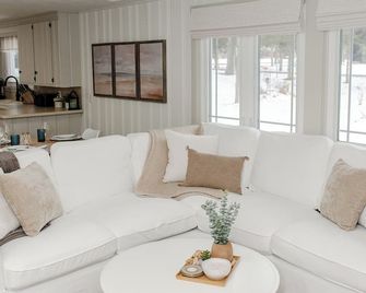 Newly Renovated 3 bedroom cottage in Rondeau steps to the beach or bay waters - Chatham-Kent - Obývací pokoj