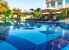 Radisson Blu Hotel, Muscat - Muscat - Bể bơi