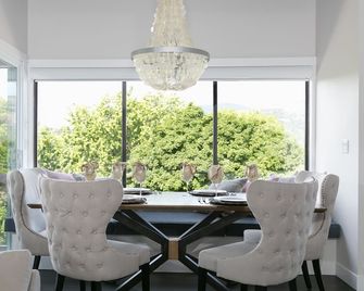 Designer Penthouse - Downtown Waterfront! - Kelowna - Menjador
