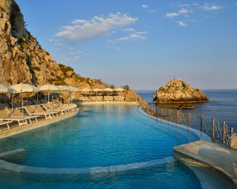 卡波塔奧米娜阿塔酒店 - 陶爾米納 - 陶爾米納 - 游泳池