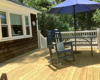 Clean and Quiet cottage 1/2 mile to Cooks Brook and Sunken Meadow Beach - Eastham - Innenhof