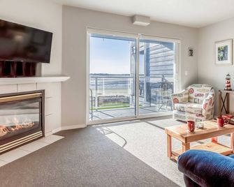 Enjoy views of Siletz Bay from this 3rd Floor Condo. beach access, Taft District - Lincoln City - Sala de estar