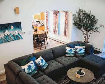Raven's Retreat-Epic Game Room-Aurora Views - North Pole - Sala de estar