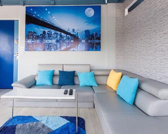 The Moon Hostel Huahin - הוא הין - סלון