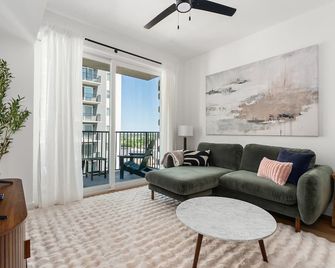 Lodgeur | Bright 1BR w/ views | Energy Corridor - Houston - Living room