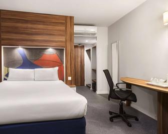 Ramada by Wyndham London Stansted Airport - Bishop's Stortford - Спальня