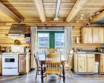 Log Cabin with Amazing Mountain & Lake Views (allergy-friendly) - Carcross - Cocina