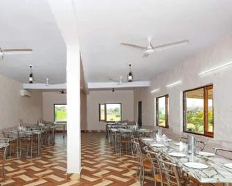 Beyond Stay Corbett Next Forest Resort - Belparāo - Restaurante